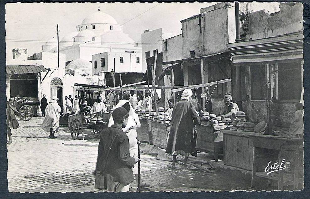 CPSM Tunisie Tunis Place Bab Souika et Mosquée Sidi Mahrez Marché Marchand de pain très animée