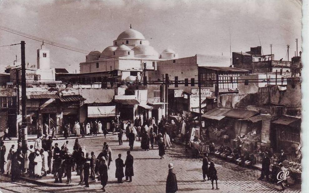 SUPERBE CPSM..DE..TUNIS..P-FORMAT ..TRES ANIMEE..BELLE VUE DE LA PLACE BAB SOUIKA..COMMERCES..