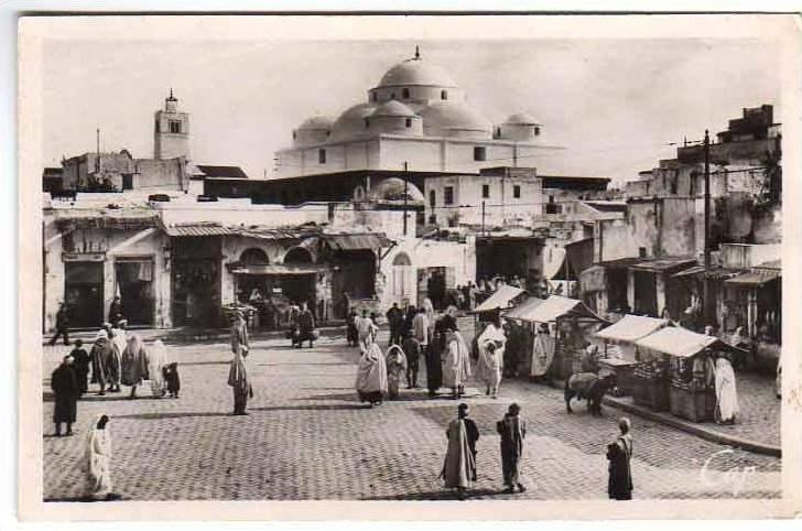 CPSM Tunisie - Tunis - Place Bab Souïka - petit marché et joli timbre...