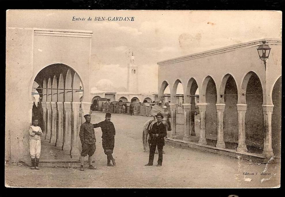 CPA AFRIQUE - TUNISIE - BEN-GARDANE ENTRÉE DE LA VILLE ANIMÉE-