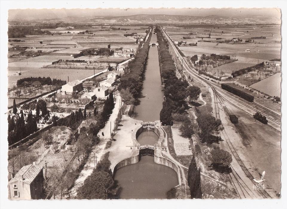 11.SALLELES D´AUDE. La première Ecluse et la Gare. Vue d'Avion. TBE.