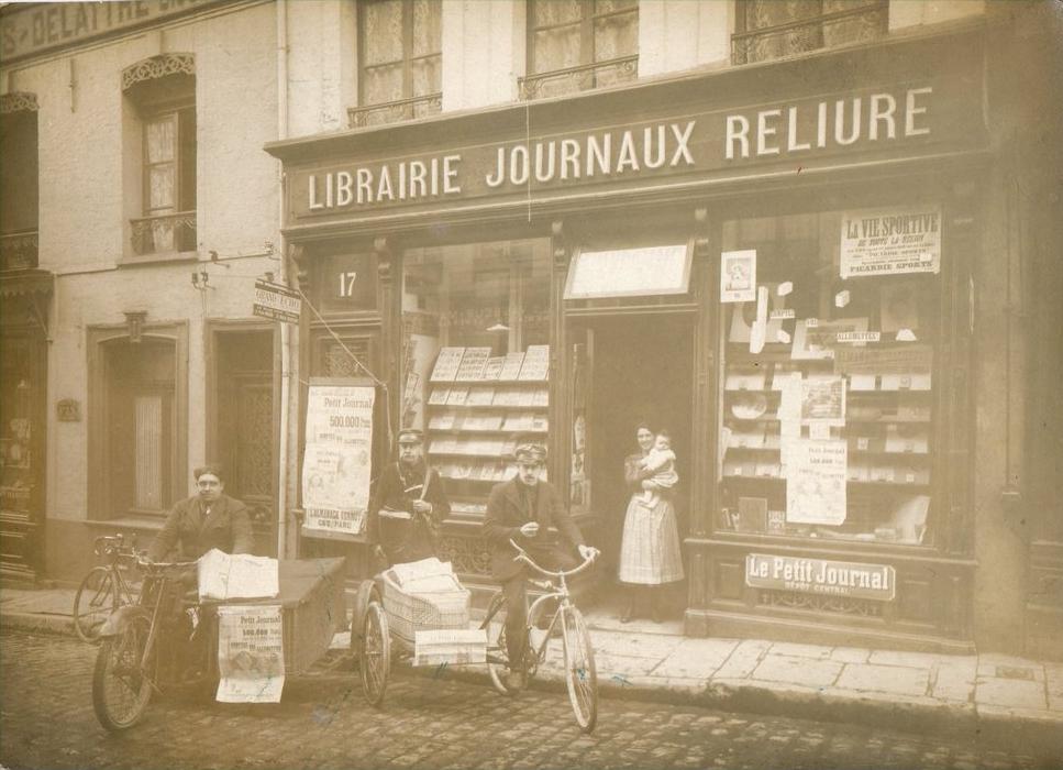 Saint Omer unique et superbe photo librairie du 17 rue de Calais (Propriétaire Vandomme). Triporteur, side car.