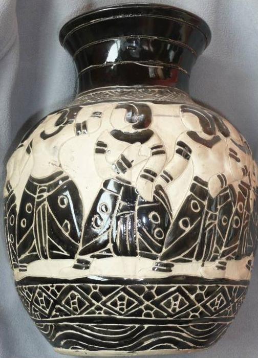 N°5 - JOLI VASE OU JARRE A IDENTIFIER ? PEUT ETRE UNE PIECE RARE EN TOUT CAS ORIGINALE