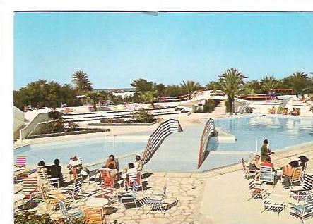 CP - PHOTO - HAMMAM SOUSSE - RESIDENCE CLUB EL KANTAOUI - BAIN DE SOLEIL AUTOUR DE LA PISCINE -