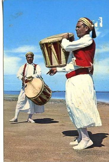 KERKENNAH (Tunisie) - Groupe folklorique, hommes aux tambours - 2 SCANS