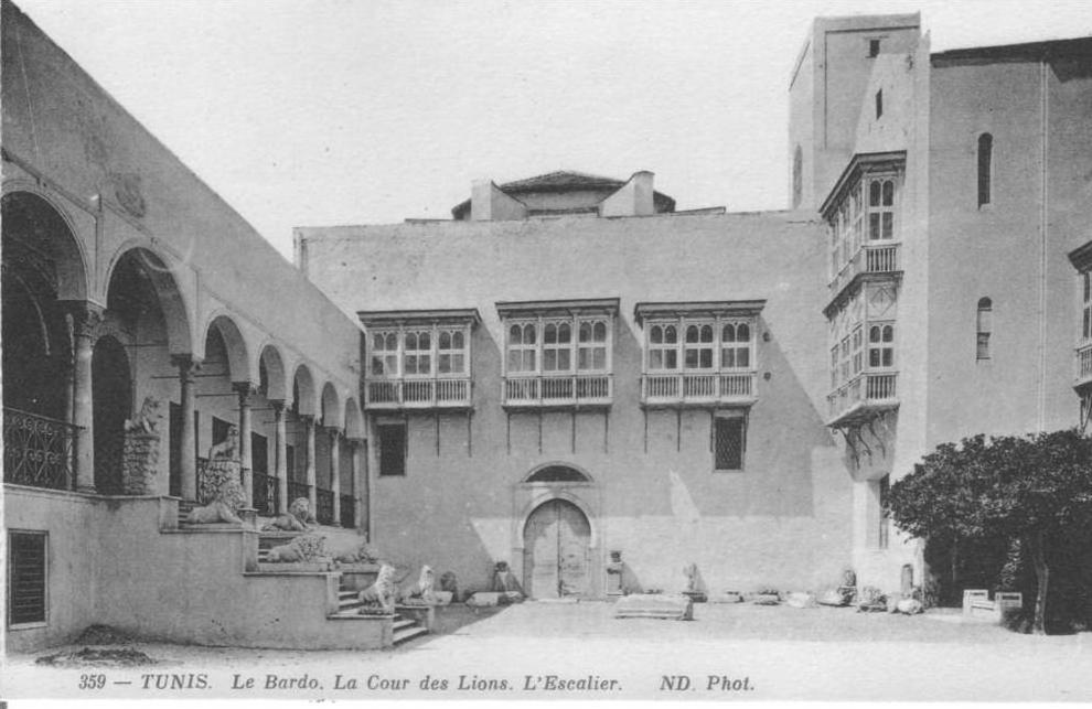 TUNIS Le Bardo. La cour des lions. L'escalier.