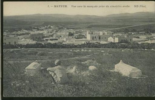 TUNISIE MATEUR / Vue vers la mosquée prise du cimetière arabe /