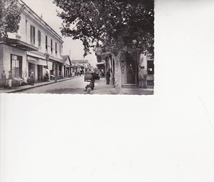 Menzel Bourguiba Ferryville Rue Amiral Courbet Petit Format voiture ancienne Juva 4 Pharmacie Animation Commerce